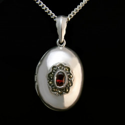 Locket Pendant "Oval Delight" Onyx-Garnet & Marcasite