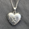 Pendentif médaillon Porte Photo en forme de cœur 
avec une patte de chien
fait en argent sterling