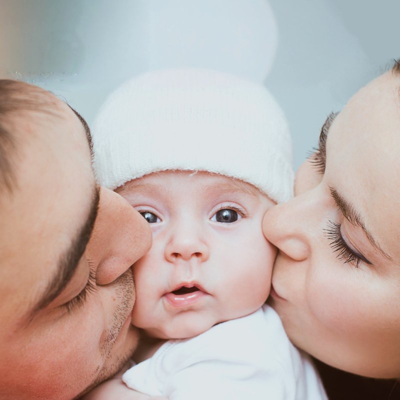 Un médaillon personnalisé contenant la photo d’un nouveau-né, un cadeau précieux pour les nouvelles mamans.